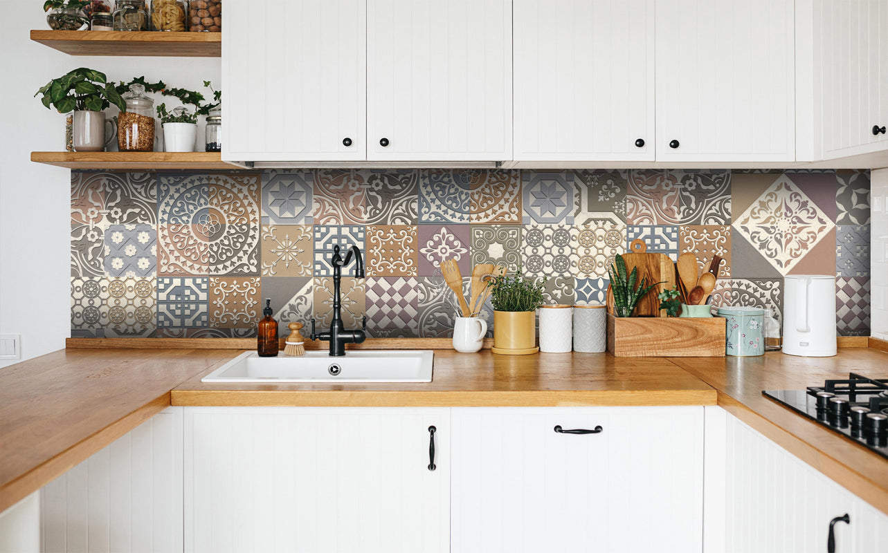Küche - Buntes portugiesisches Mosaik in weißer Küche hinter Gewürzen und Kochlöffeln aus Holz