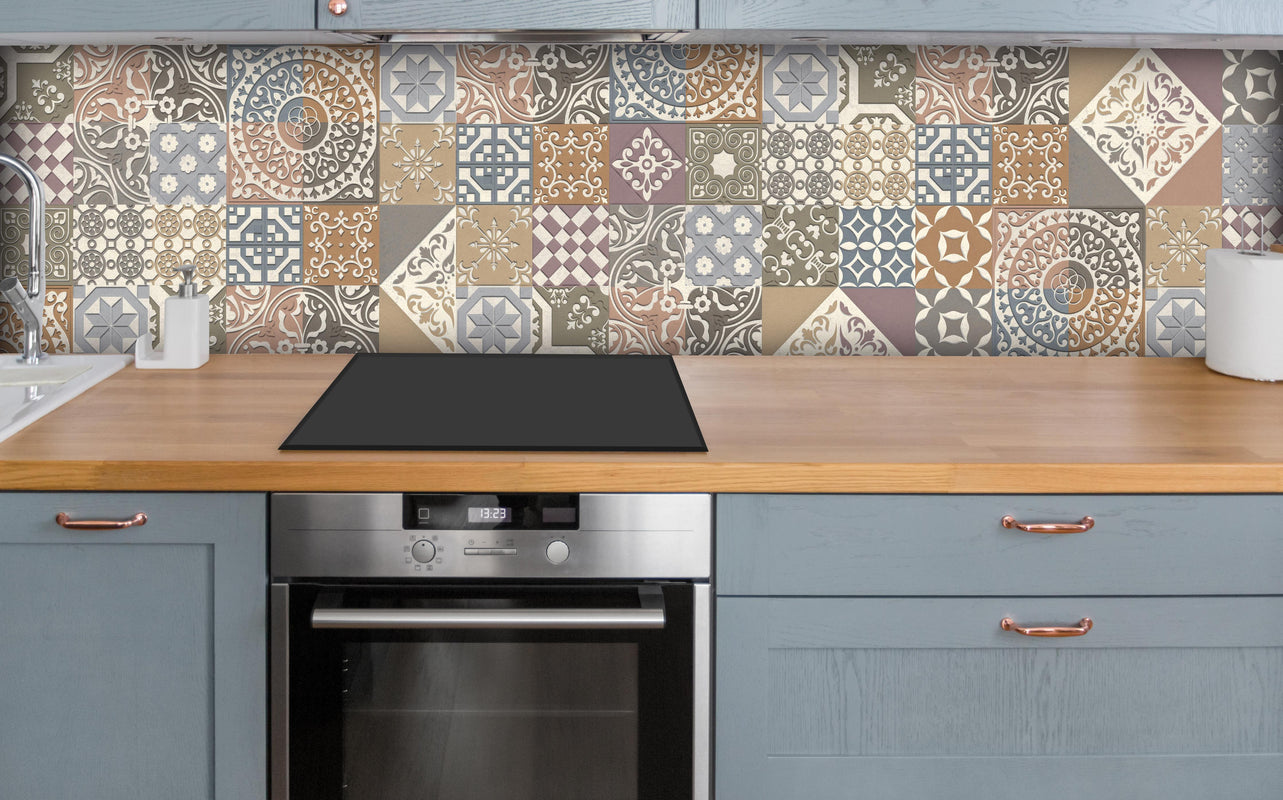 Küche - Buntes portugiesisches Mosaik über polierter Holzarbeitsplatte mit Cerankochfeld