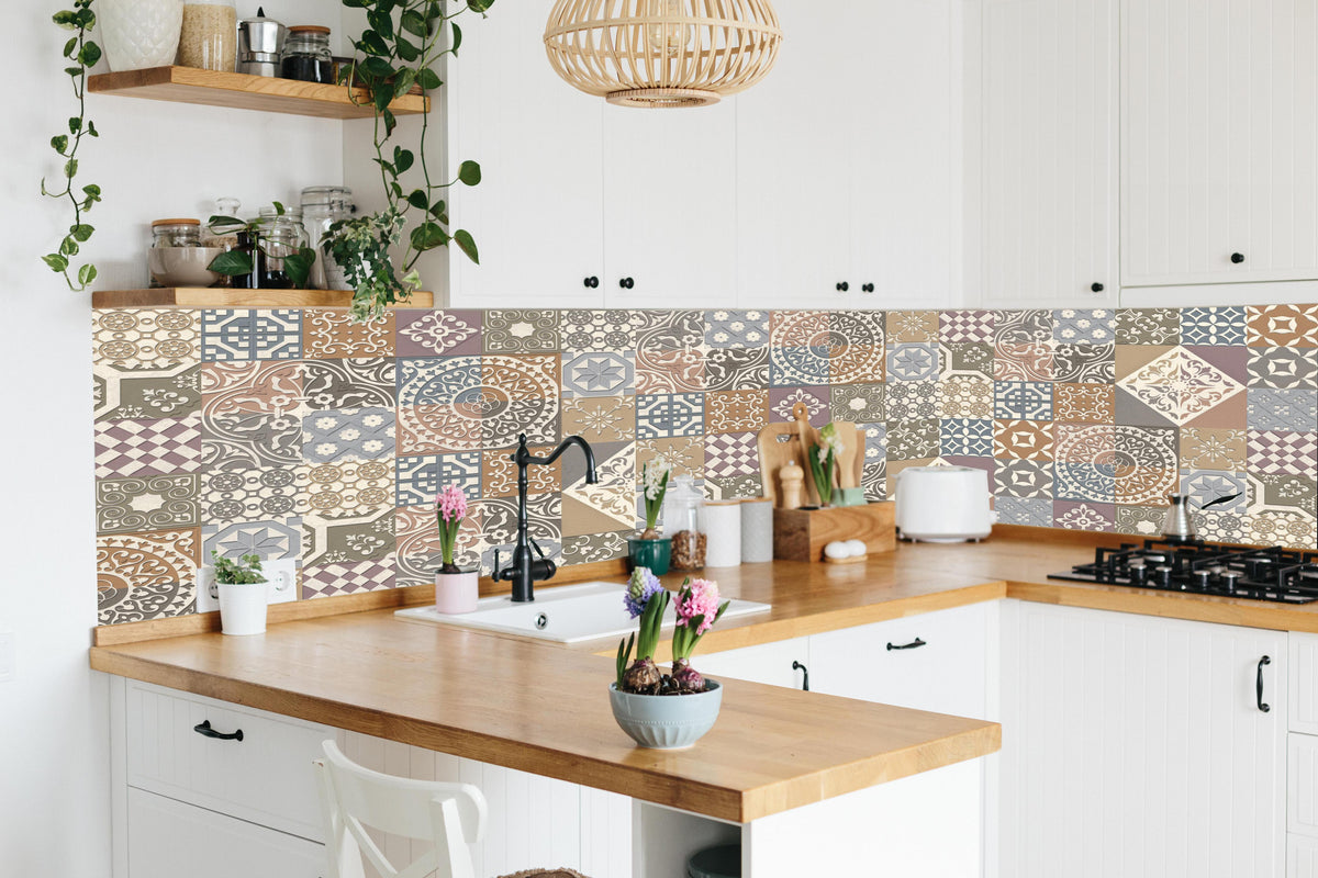 Küche - Buntes portugiesisches Mosaik in lebendiger Küche mit bunten Blumen