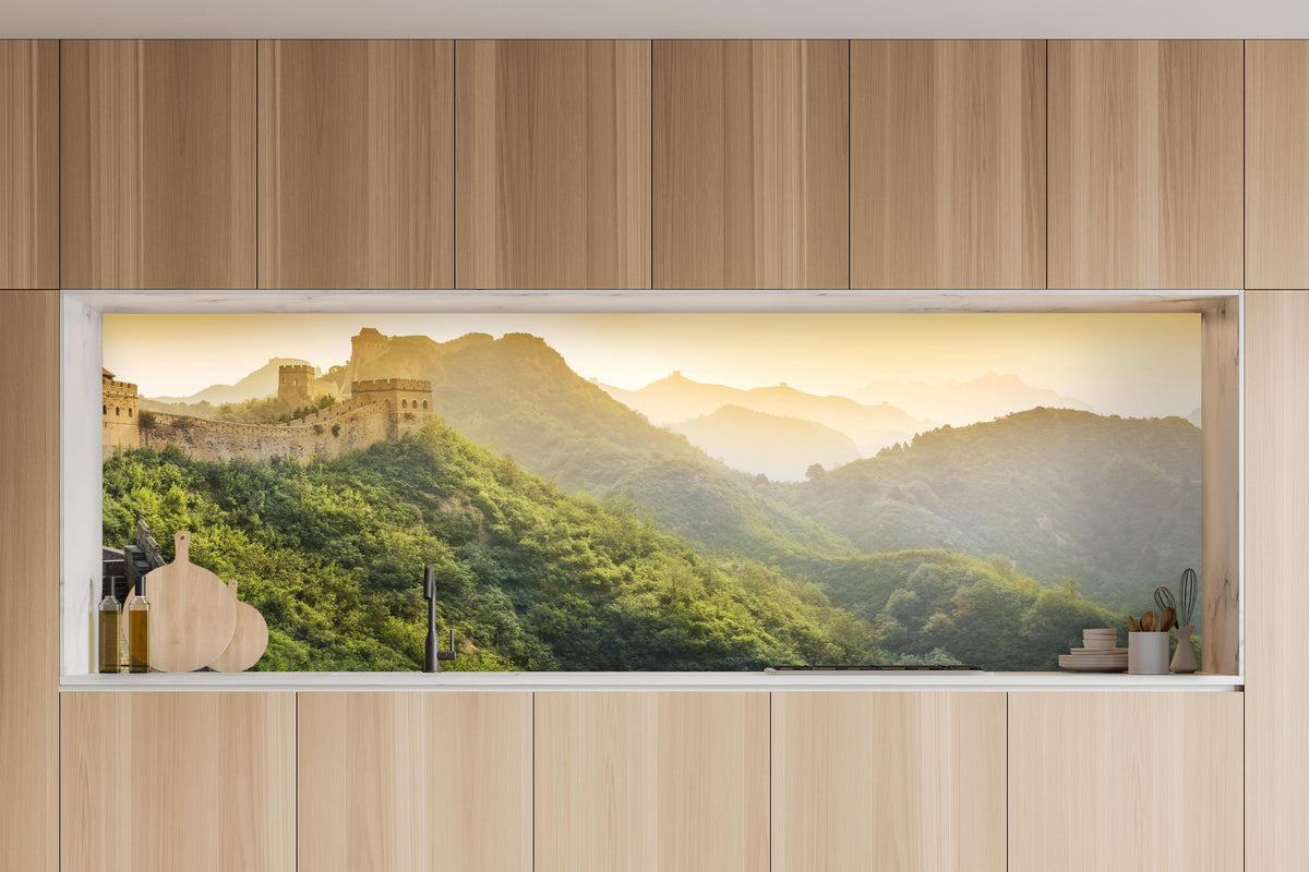 Küche - Chinesische Mauer in charakteristischer Vollholz-Küche mit modernem Gasherd