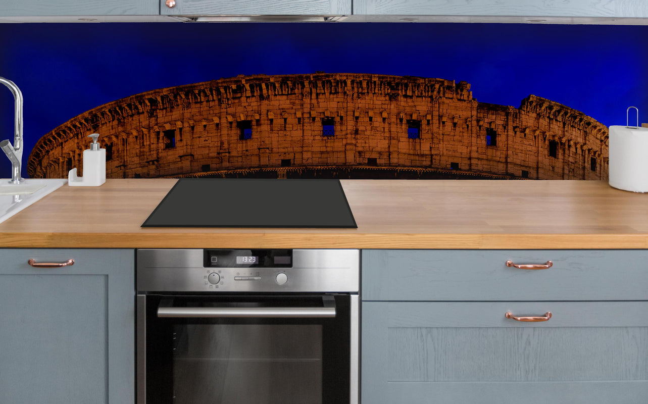 Küche - Das Kolosseum bei Nacht in Rom über polierter Holzarbeitsplatte mit Cerankochfeld