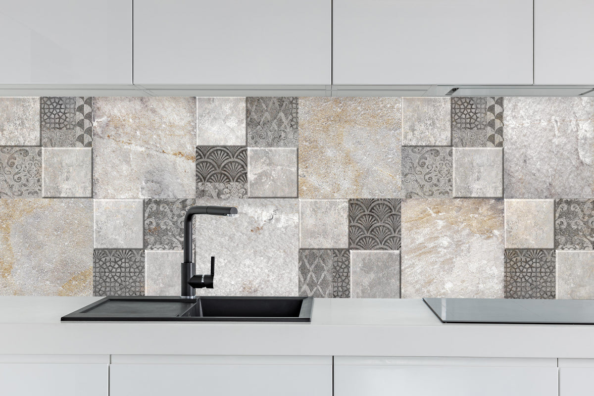 Küche - Dekorativer Steinmosaik hinter weißen Hochglanz-Küchenregalen und schwarzem Wasserhahn