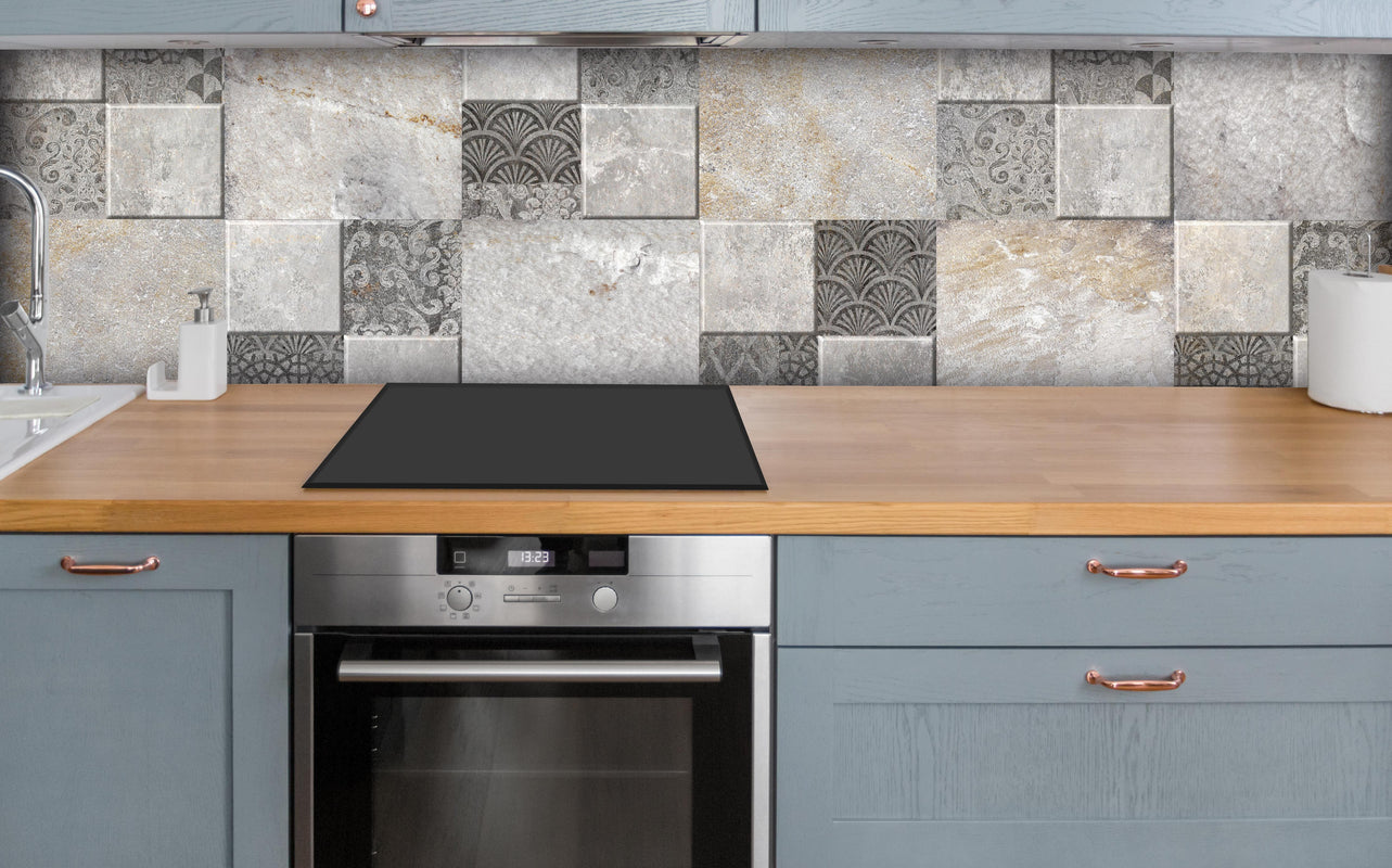 Küche - Dekorativer Steinmosaik über polierter Holzarbeitsplatte mit Cerankochfeld
