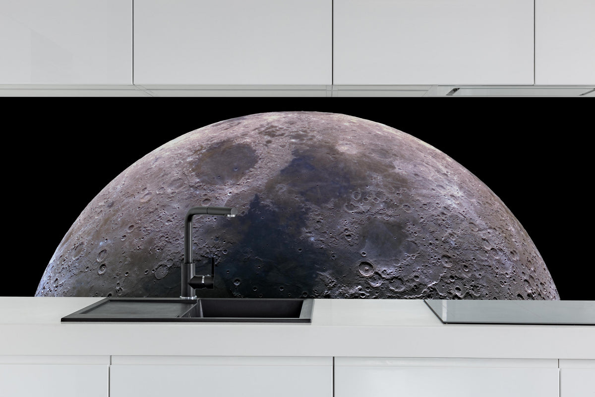 Küche - Detailreiches Bild einer Mondsichel hinter weißen Hochglanz-Küchenregalen und schwarzem Wasserhahn