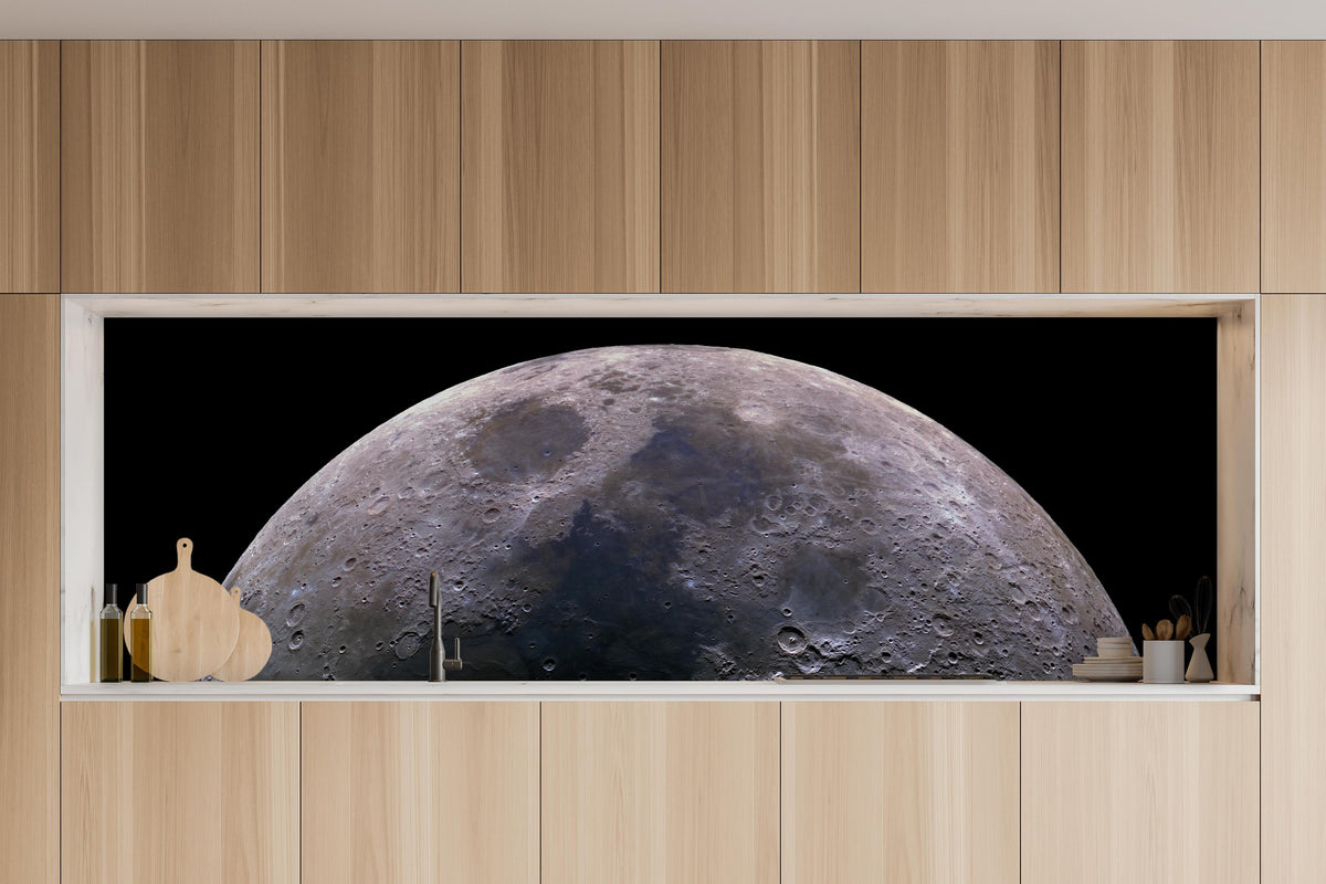 Küche - Detailreiches Bild einer Mondsichel in charakteristischer Vollholz-Küche mit modernem Gasherd