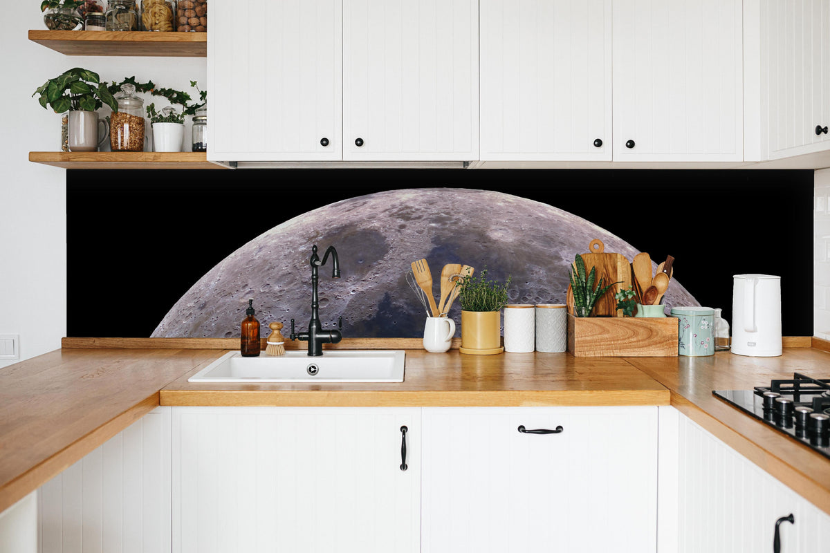 Küche - Detailreiches Bild einer Mondsichel in weißer Küche hinter Gewürzen und Kochlöffeln aus Holz