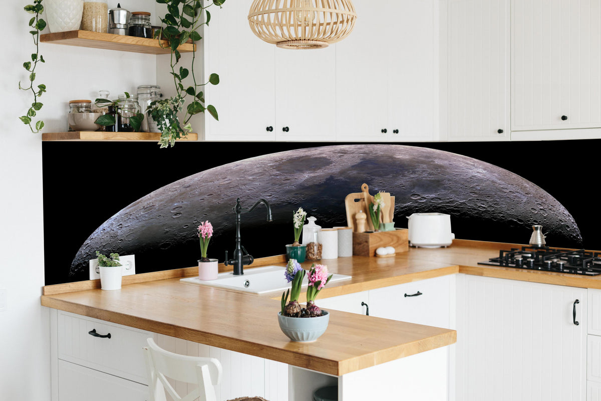 Küche - Detailreiches Bild einer Mondsichel in lebendiger Küche mit bunten Blumen