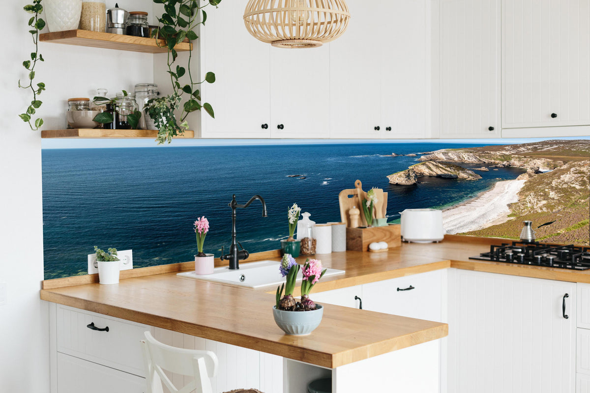 Küche - Die Bucht Glenlough in lebendiger Küche mit bunten Blumen