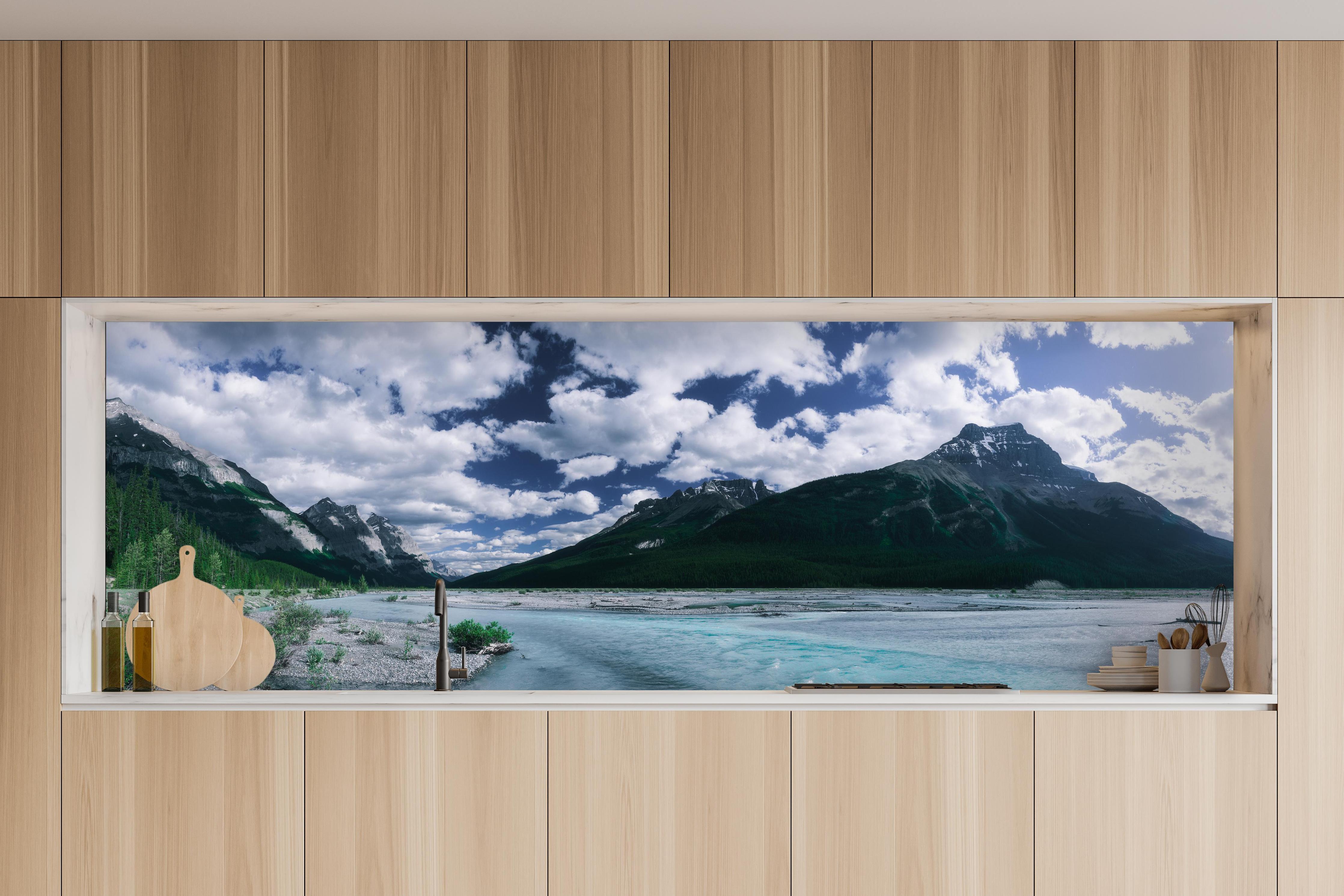 Küche - Dramatische Landschaft entlang des Icefields Parkway in charakteristischer Vollholz-Küche mit modernem Gasherd