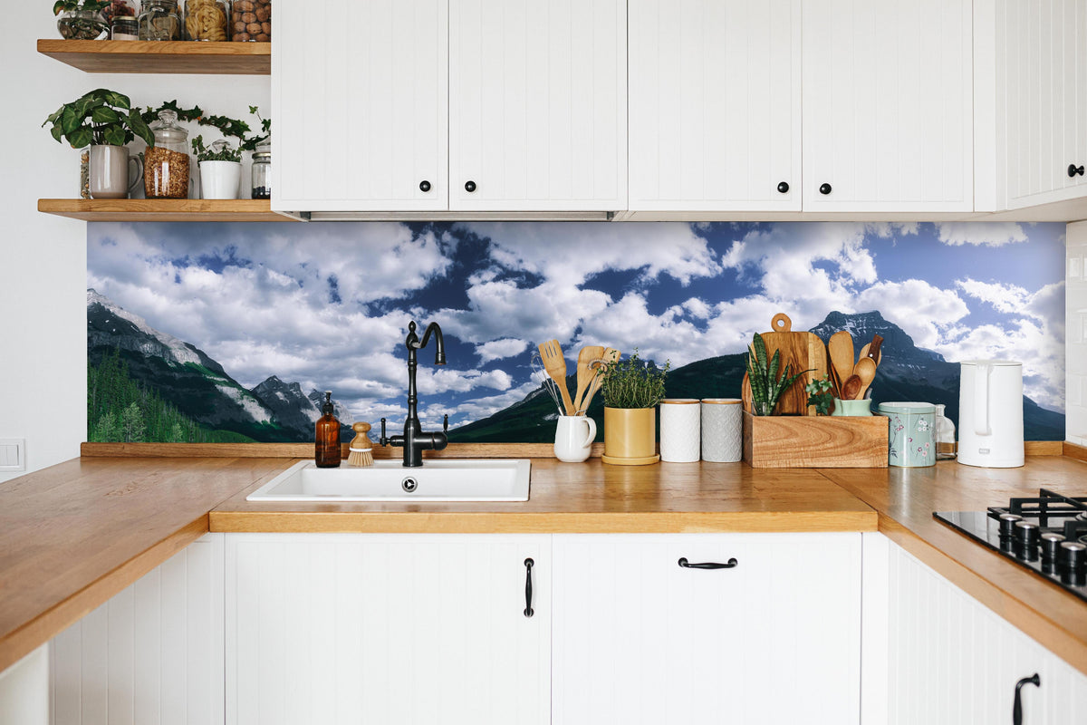Küche - Dramatische Landschaft entlang des Icefields Parkway in weißer Küche hinter Gewürzen und Kochlöffeln aus Holz