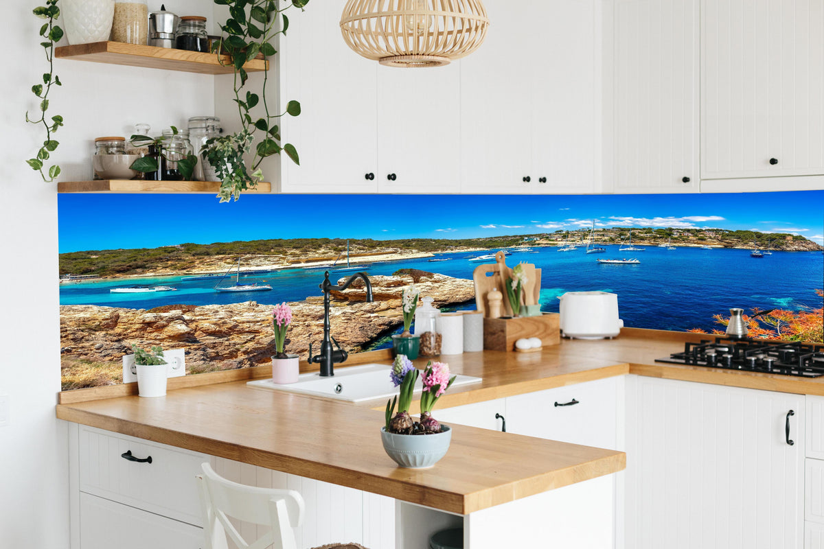 Küche - Drei Finger Bucht (Mallorca) in lebendiger Küche mit bunten Blumen