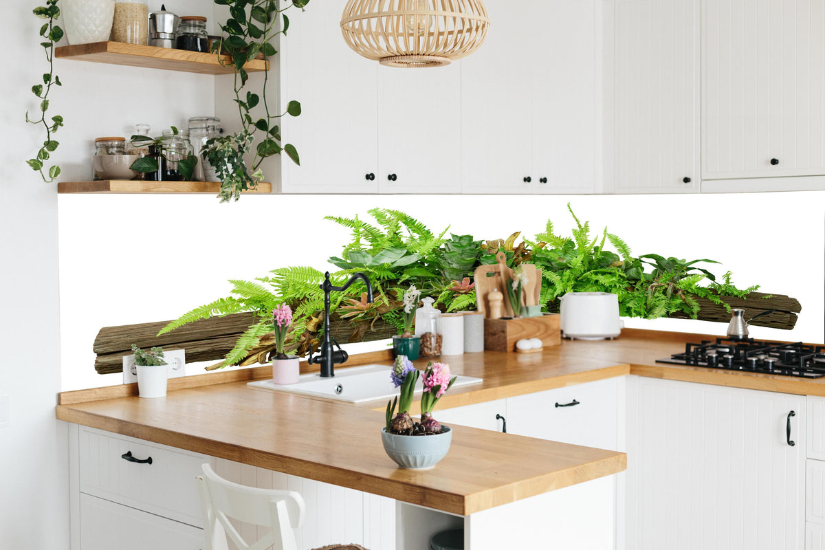 Küche - Dschungelpflanzen auf Holzstamm in lebendiger Küche mit bunten Blumen