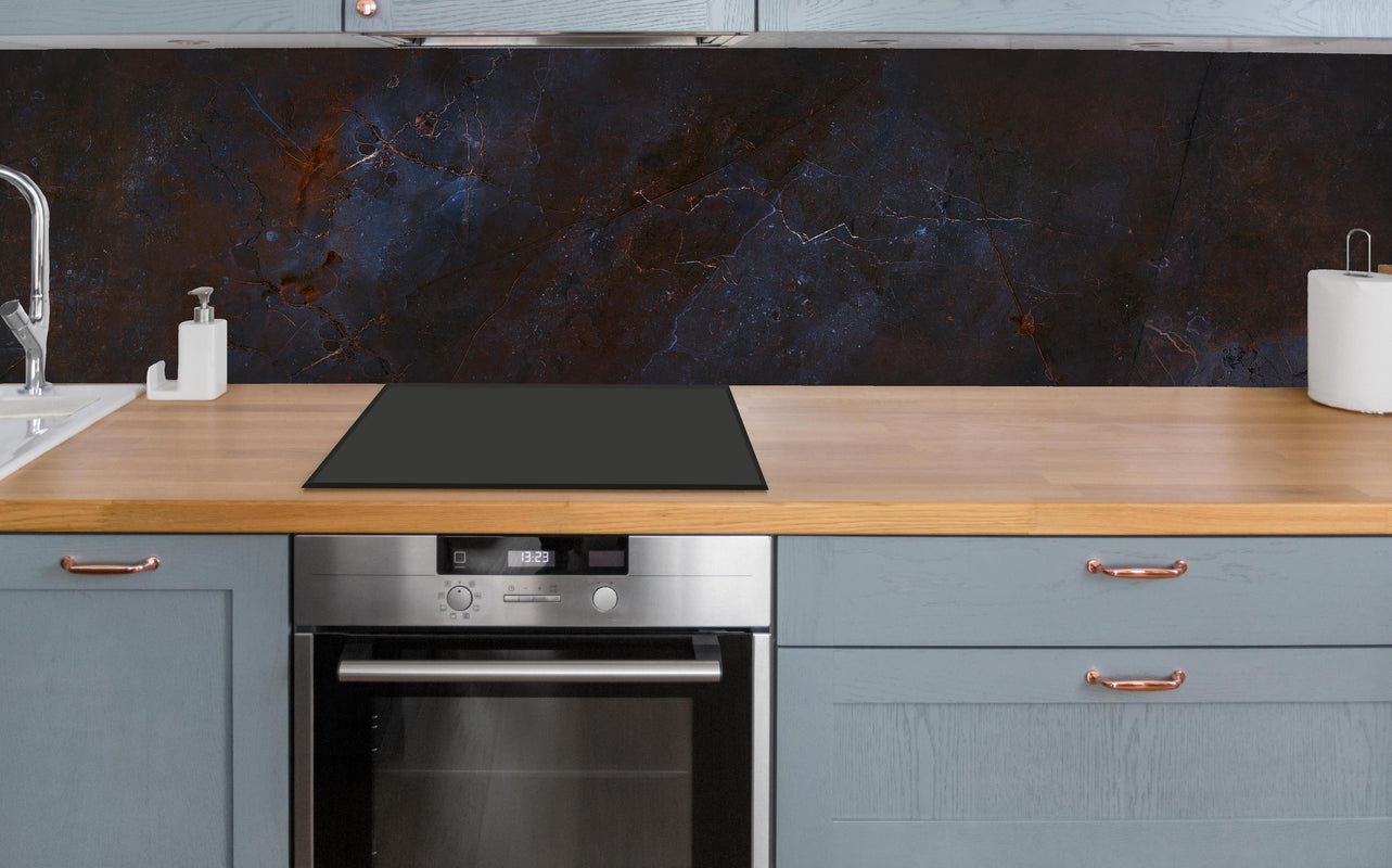 Küche - Dunkelblauer schwarzer Schiefermarmor über polierter Holzarbeitsplatte mit Cerankochfeld
