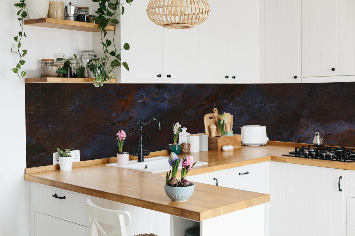 Küche - Dunkelblauer schwarzer Schiefermarmor in lebendiger Küche mit bunten Blumen