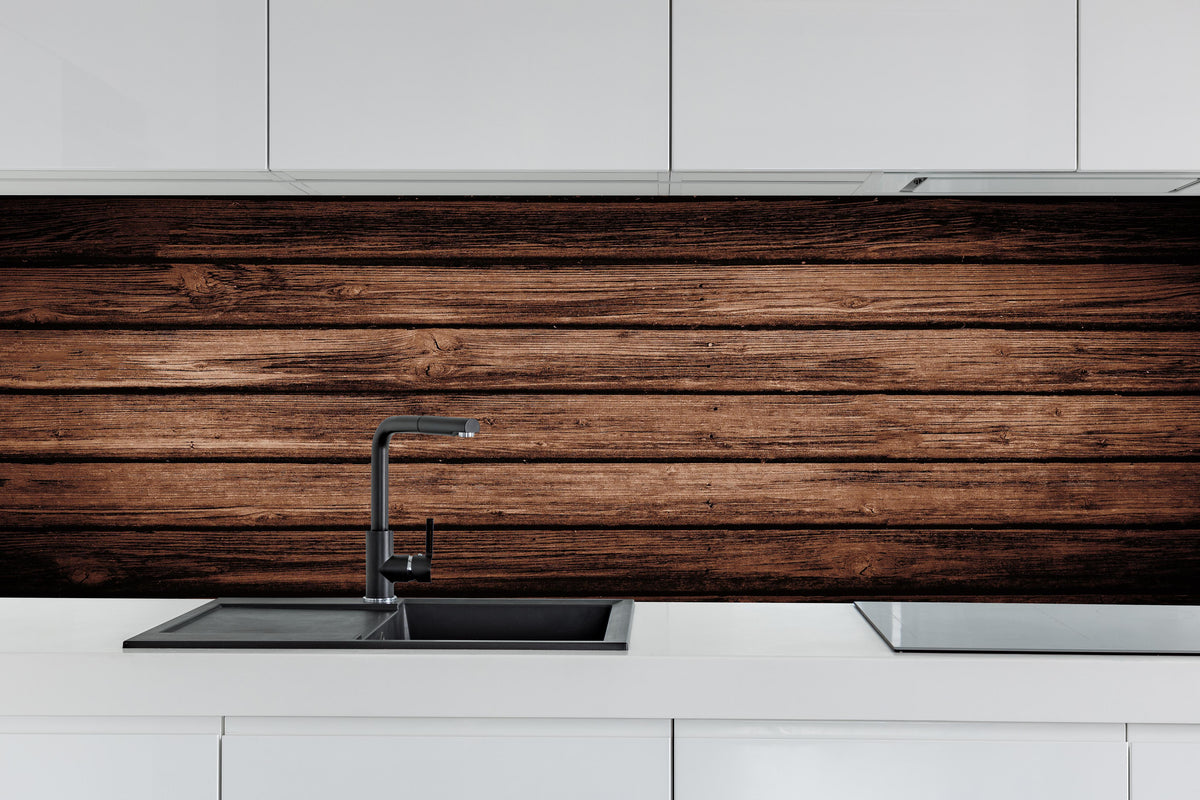 Küche - Dunkelbraun-rustikale Holzplanken hinter weißen Hochglanz-Küchenregalen und schwarzem Wasserhahn