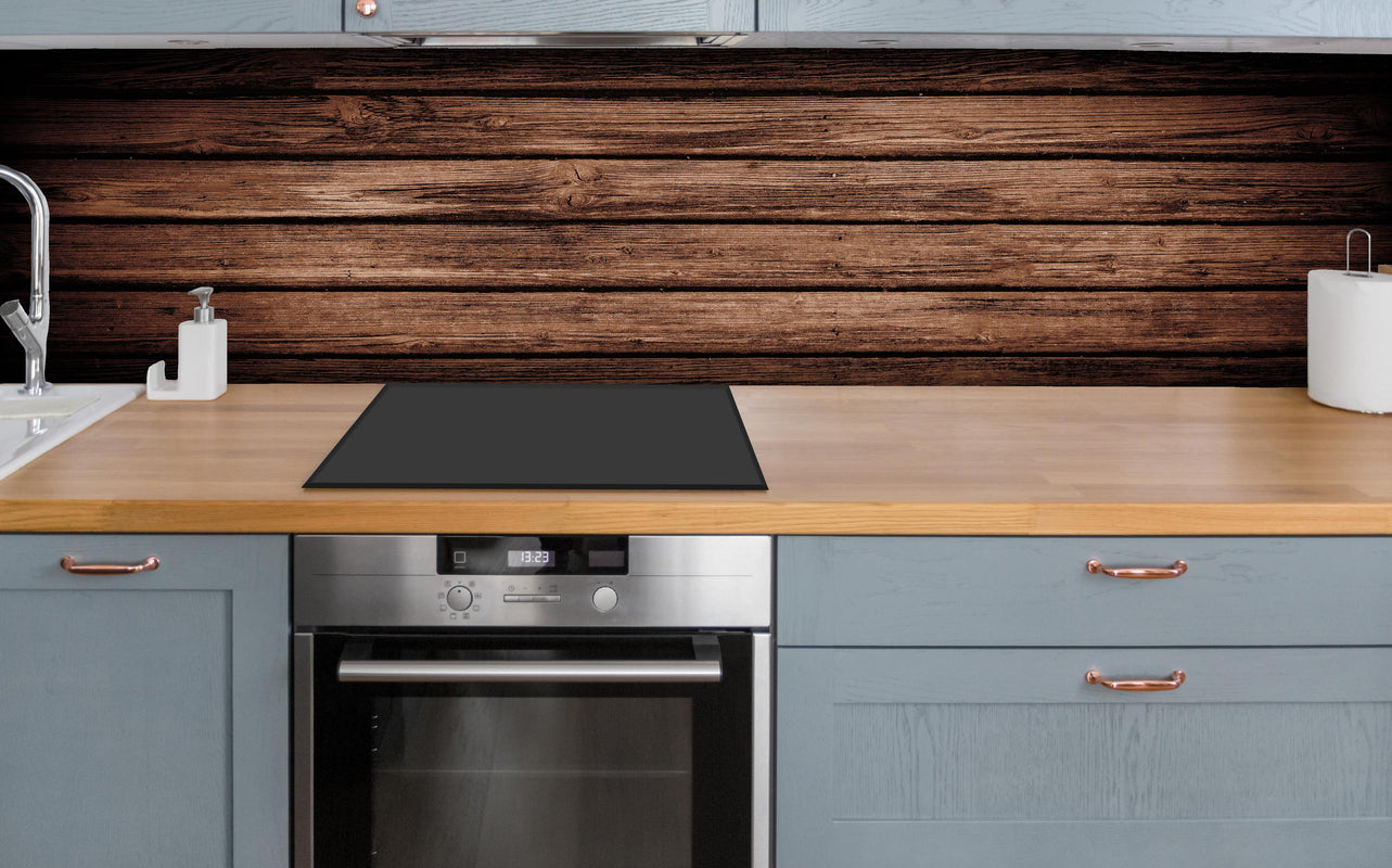 Küche - Dunkelbraun-rustikale Holzplanken über polierter Holzarbeitsplatte mit Cerankochfeld