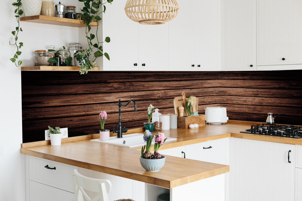 Küche - Dunkelbraun-rustikale Holzplanken in lebendiger Küche mit bunten Blumen