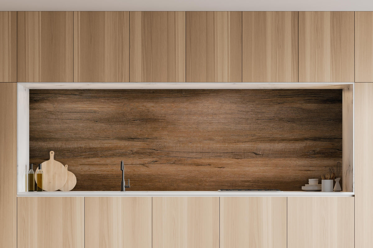 Küche - Dunkelbraune Holzplatte in charakteristischer Vollholz-Küche mit modernem Gasherd