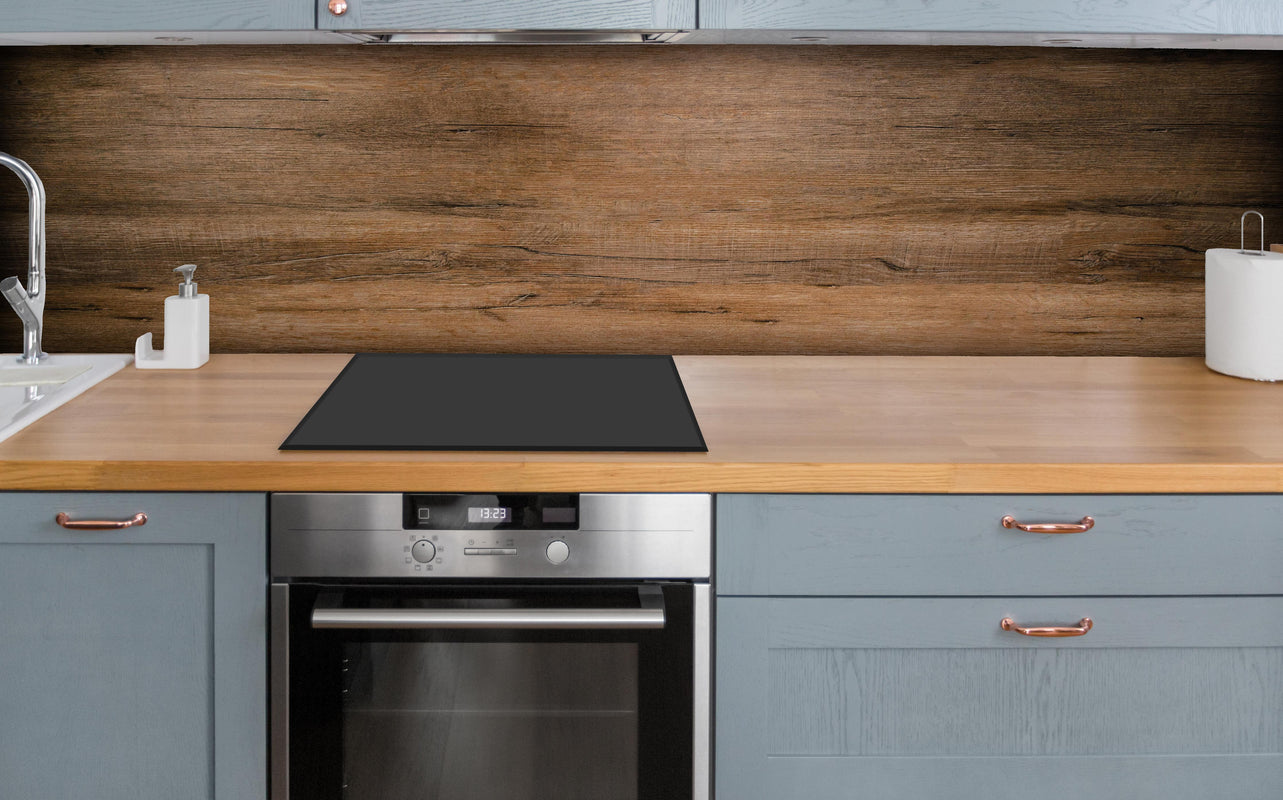Küche - Dunkelbraune Holzplatte über polierter Holzarbeitsplatte mit Cerankochfeld