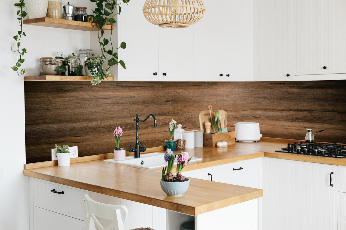 Küche - Dunkelbraune Holzplatte in lebendiger Küche mit bunten Blumen