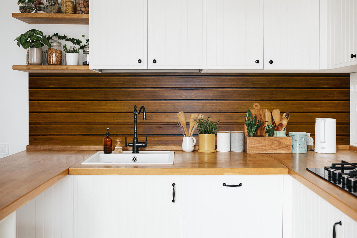 Küche - Dunkelbraune glänzende Holztextur in weißer Küche hinter Gewürzen und Kochlöffeln aus Holz