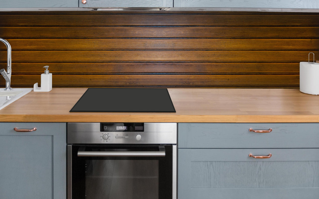 Küche - Dunkelbraune glänzende Holztextur über polierter Holzarbeitsplatte mit Cerankochfeld