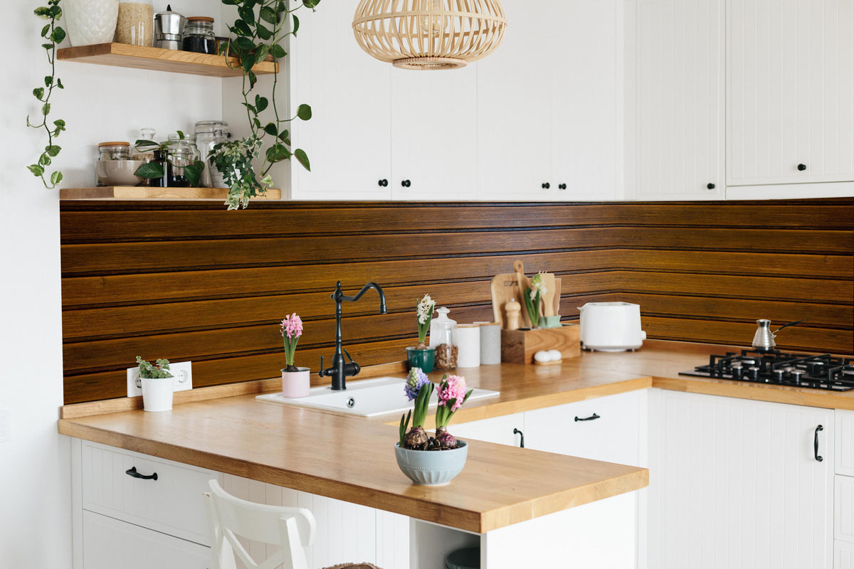 Küche - Dunkelbraune glänzende Holztextur in lebendiger Küche mit bunten Blumen