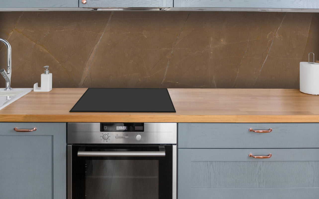 Küche - Dunkelbrauner Marmor über polierter Holzarbeitsplatte mit Cerankochfeld