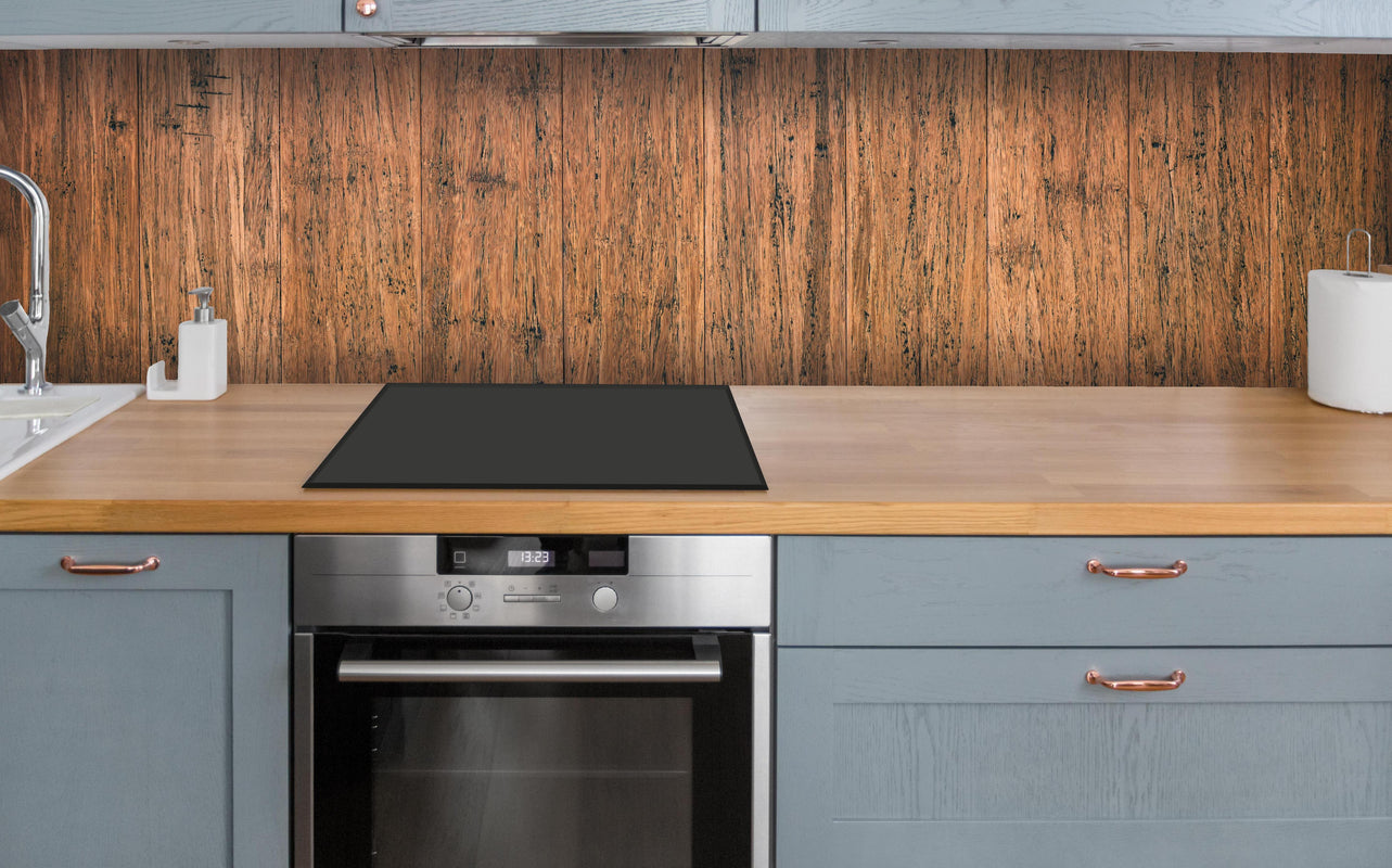 Küche - Dunkelbraunes rustikales Holzbrett über polierter Holzarbeitsplatte mit Cerankochfeld
