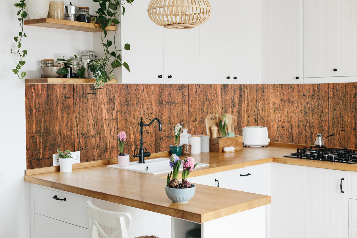 Küche - Dunkelbraunes rustikales Holzbrett in lebendiger Küche mit bunten Blumen
