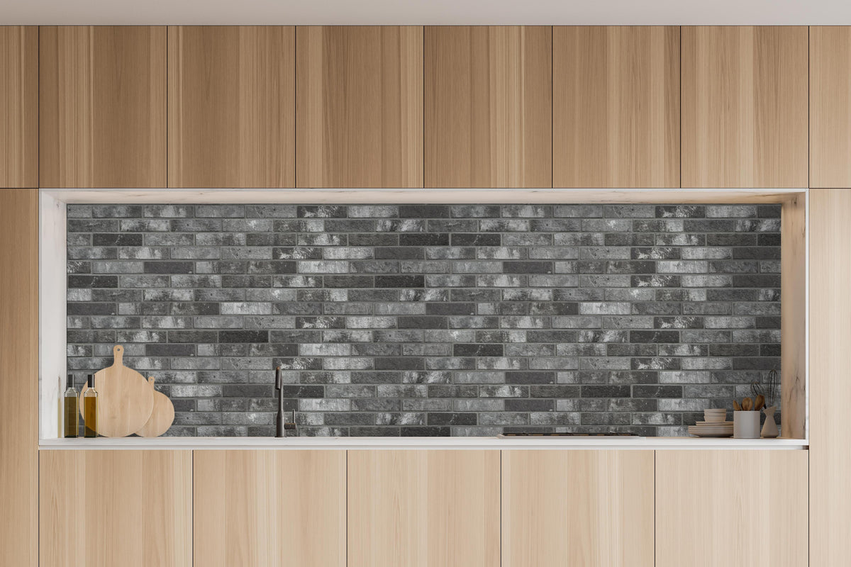 Küche - Dunkelgraue Backsteinmauer in charakteristischer Vollholz-Küche mit modernem Gasherd