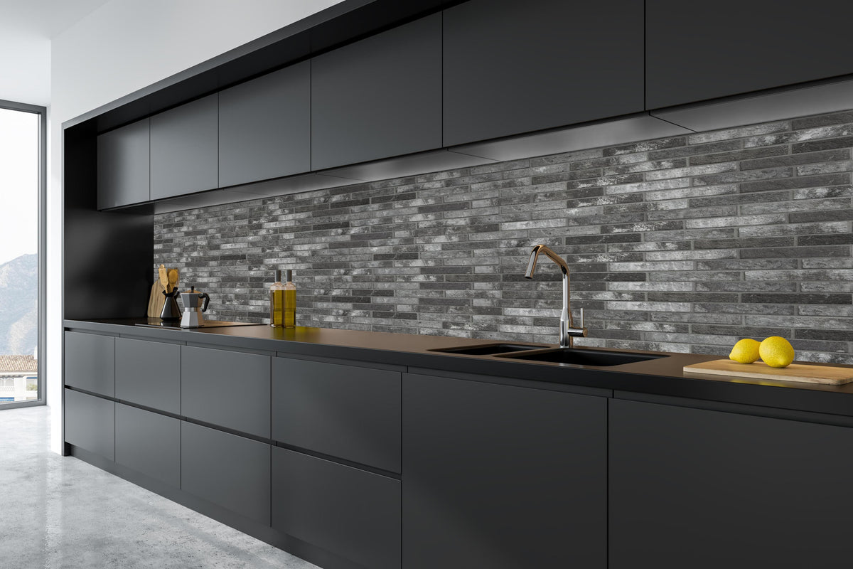 Küche - Dunkelgraue Backsteinmauer in tiefschwarzer matt-premium Einbauküche