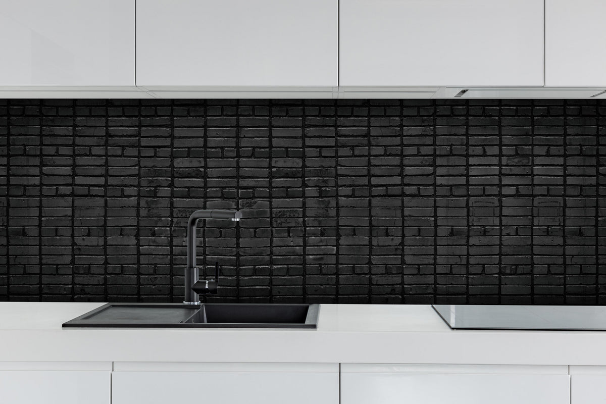 Küche - Dunkelgraue Panorama Mauerwerk hinter weißen Hochglanz-Küchenregalen und schwarzem Wasserhahn