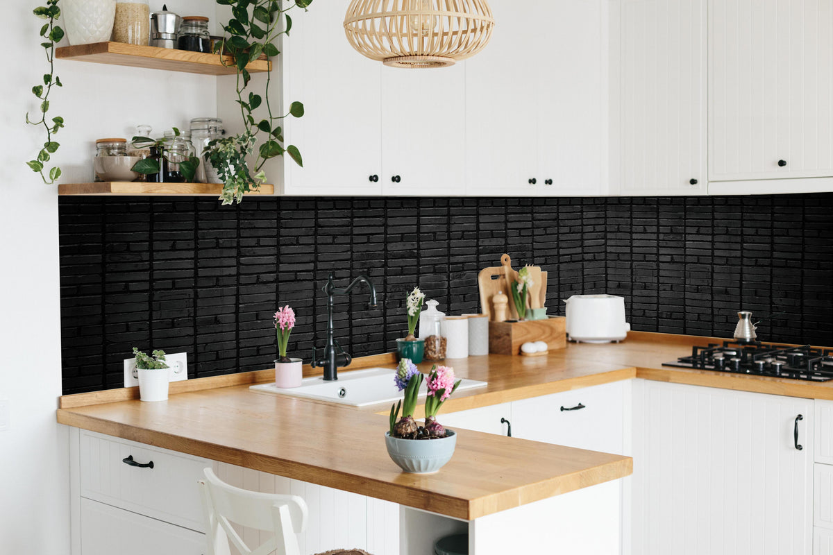 Küche - Dunkelgraue Panorama Mauerwerk in lebendiger Küche mit bunten Blumen