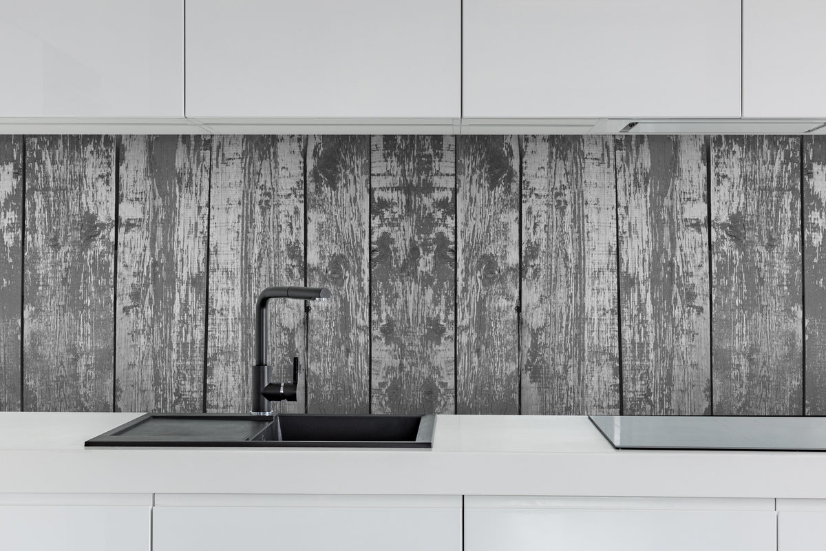 Küche - Dunkelgrauer Holzhintergrund hinter weißen Hochglanz-Küchenregalen und schwarzem Wasserhahn