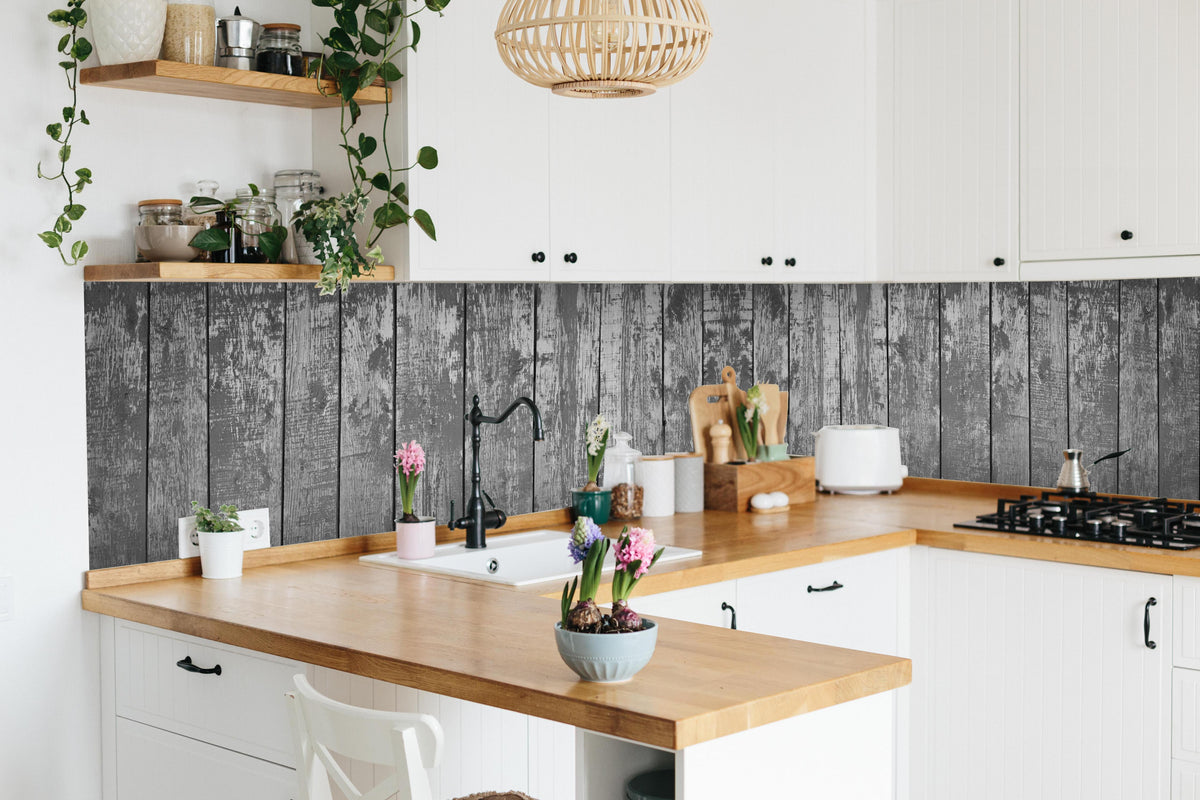 Küche - Dunkelgrauer Holzhintergrund in lebendiger Küche mit bunten Blumen