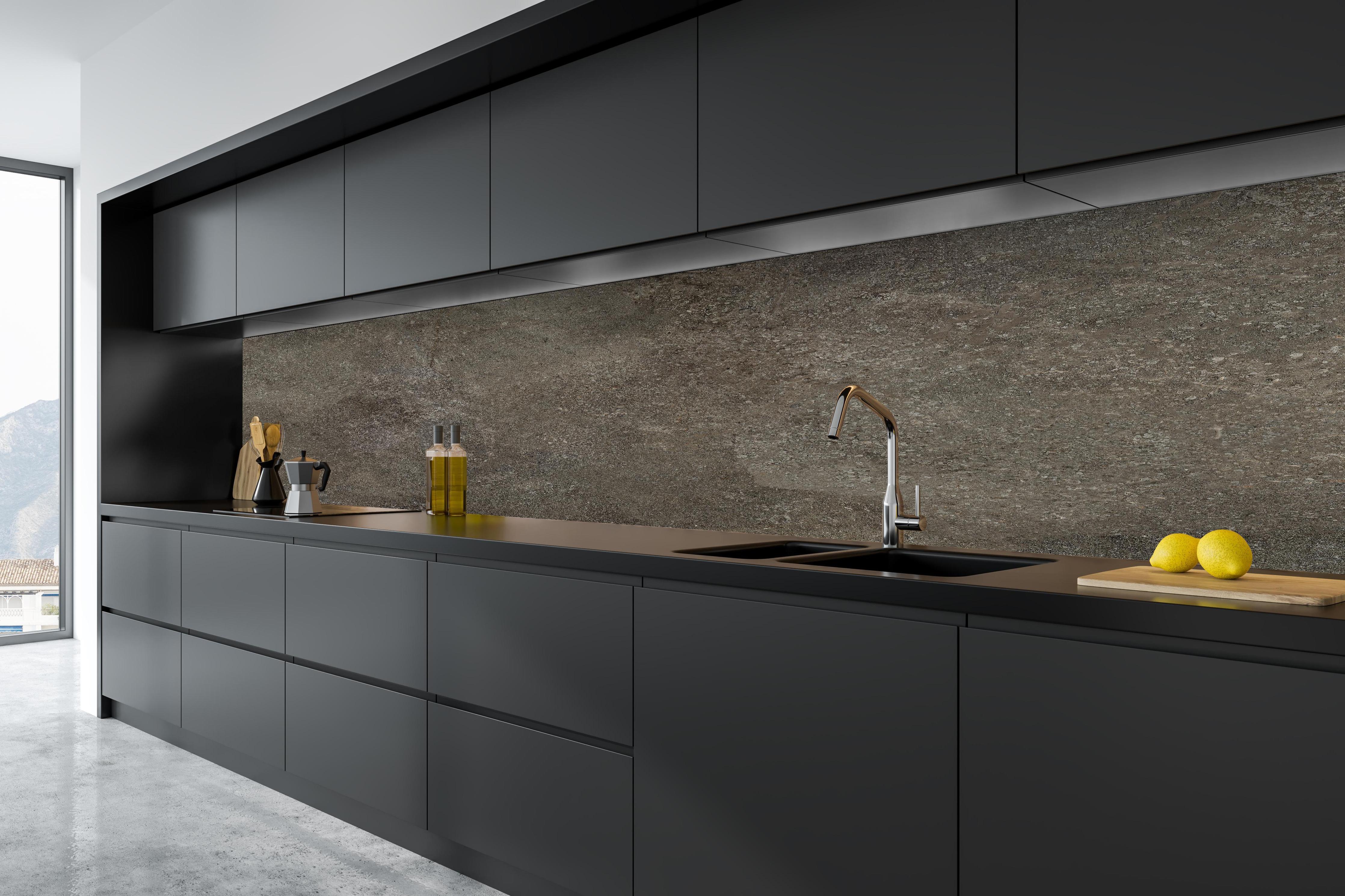 Küche - Dunkelgrauer schwarzer Schieferhintergrund in tiefschwarzer matt-premium Einbauküche