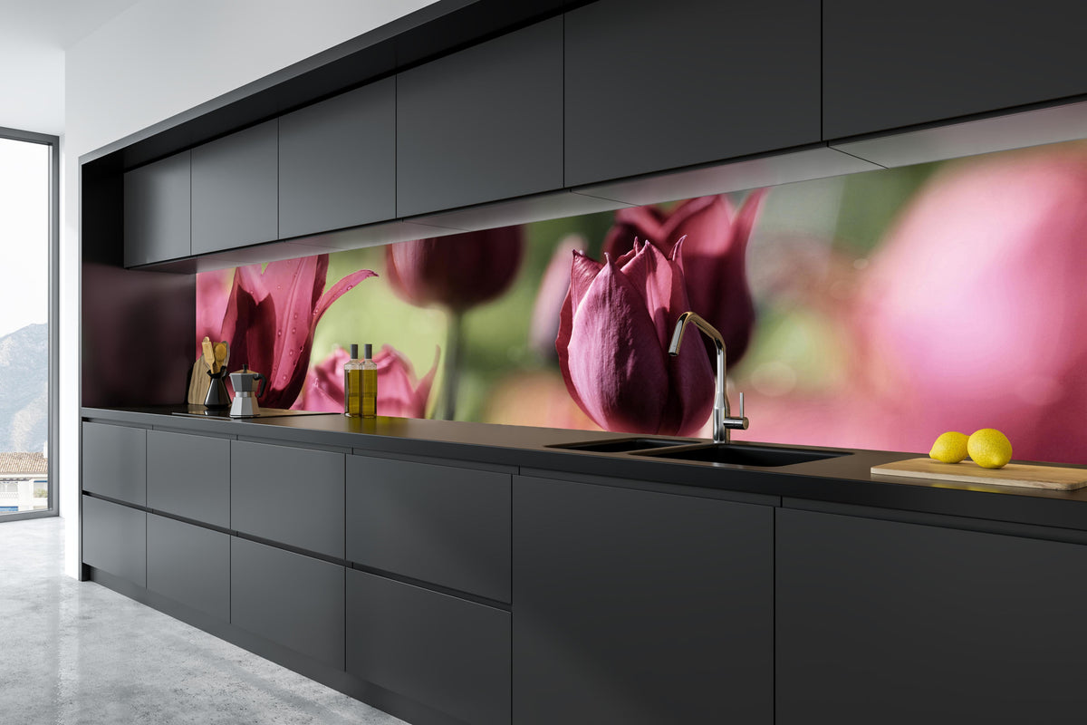 Küche - Dunkelrosa Tulpen in tiefschwarzer matt-premium Einbauküche