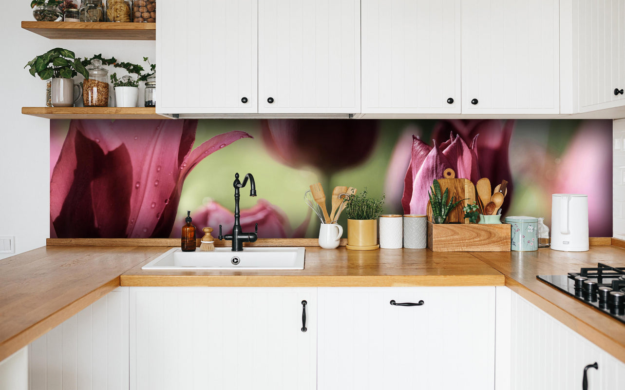 Küche - Dunkelrosa Tulpen in weißer Küche hinter Gewürzen und Kochlöffeln aus Holz