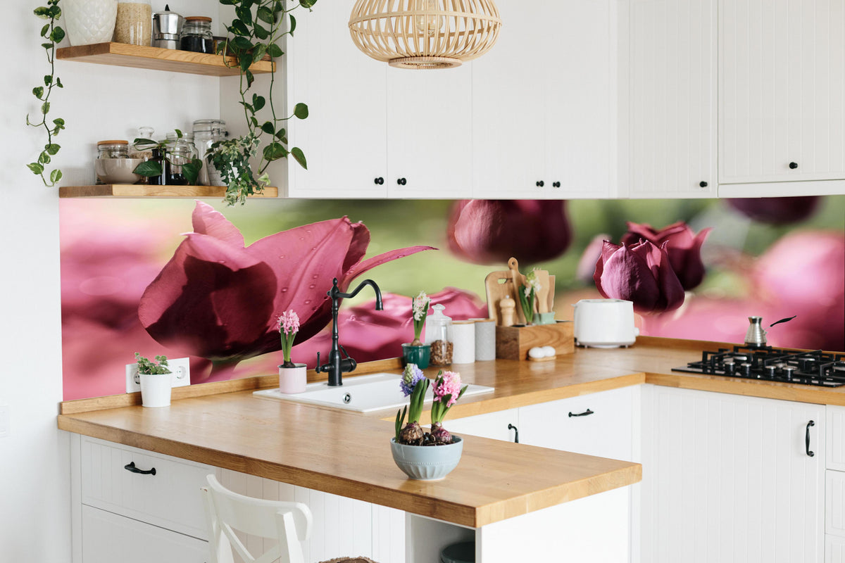 Küche - Dunkelrosa Tulpen in lebendiger Küche mit bunten Blumen