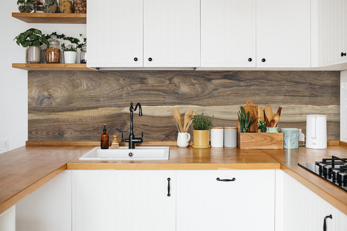 Küche - Dunkle Holzoptik in weißer Küche hinter Gewürzen und Kochlöffeln aus Holz