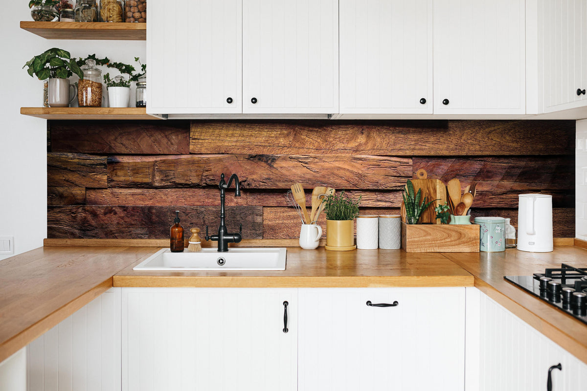 Küche - Dunkle Holztextur in weißer Küche hinter Gewürzen und Kochlöffeln aus Holz