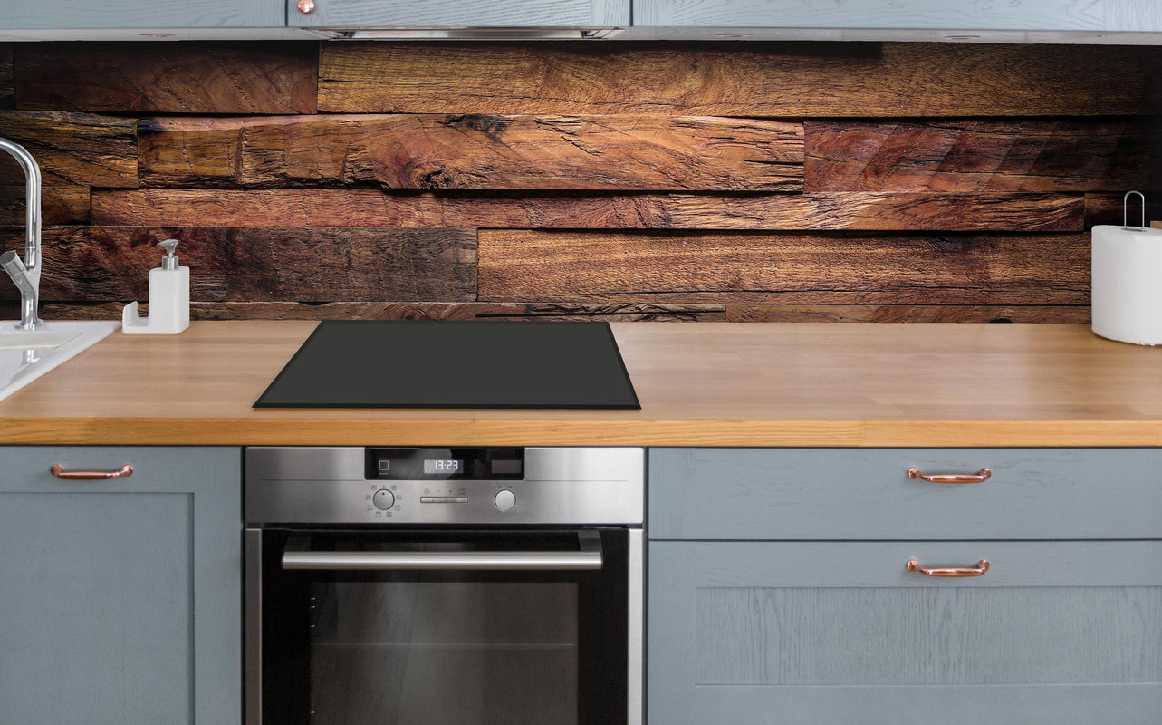 Küche - Dunkle Holztextur über polierter Holzarbeitsplatte mit Cerankochfeld