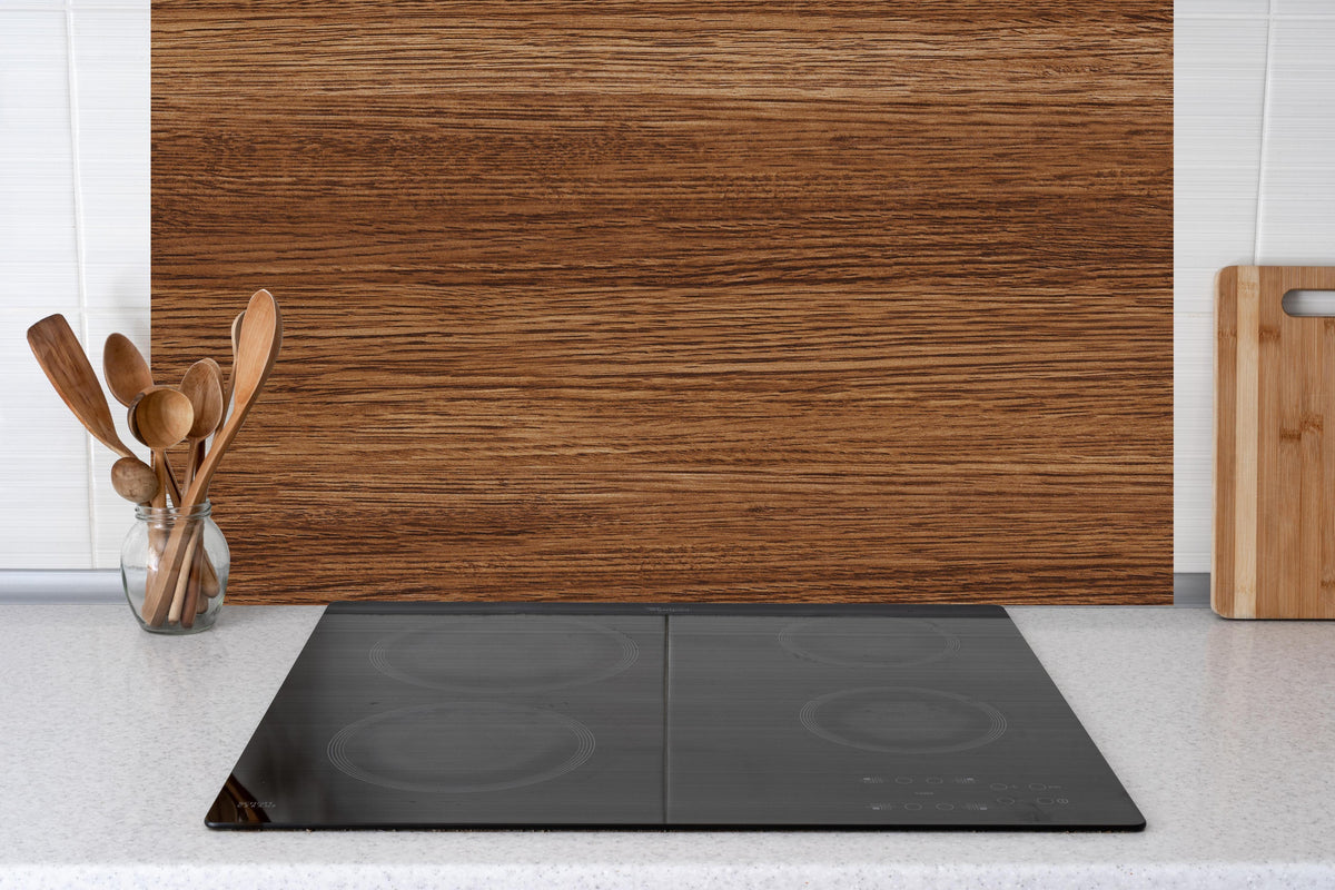 Küche - Dunkle Holzwand mit Streifenmuster hinter Cerankochfeld und Holz-Kochutensilien