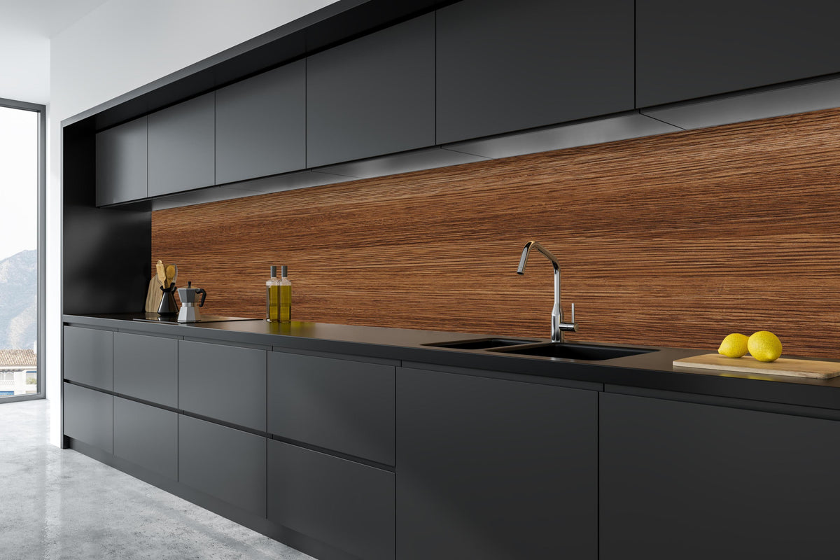 Küche - Dunkle Holzwand mit Streifenmuster in tiefschwarzer matt-premium Einbauküche