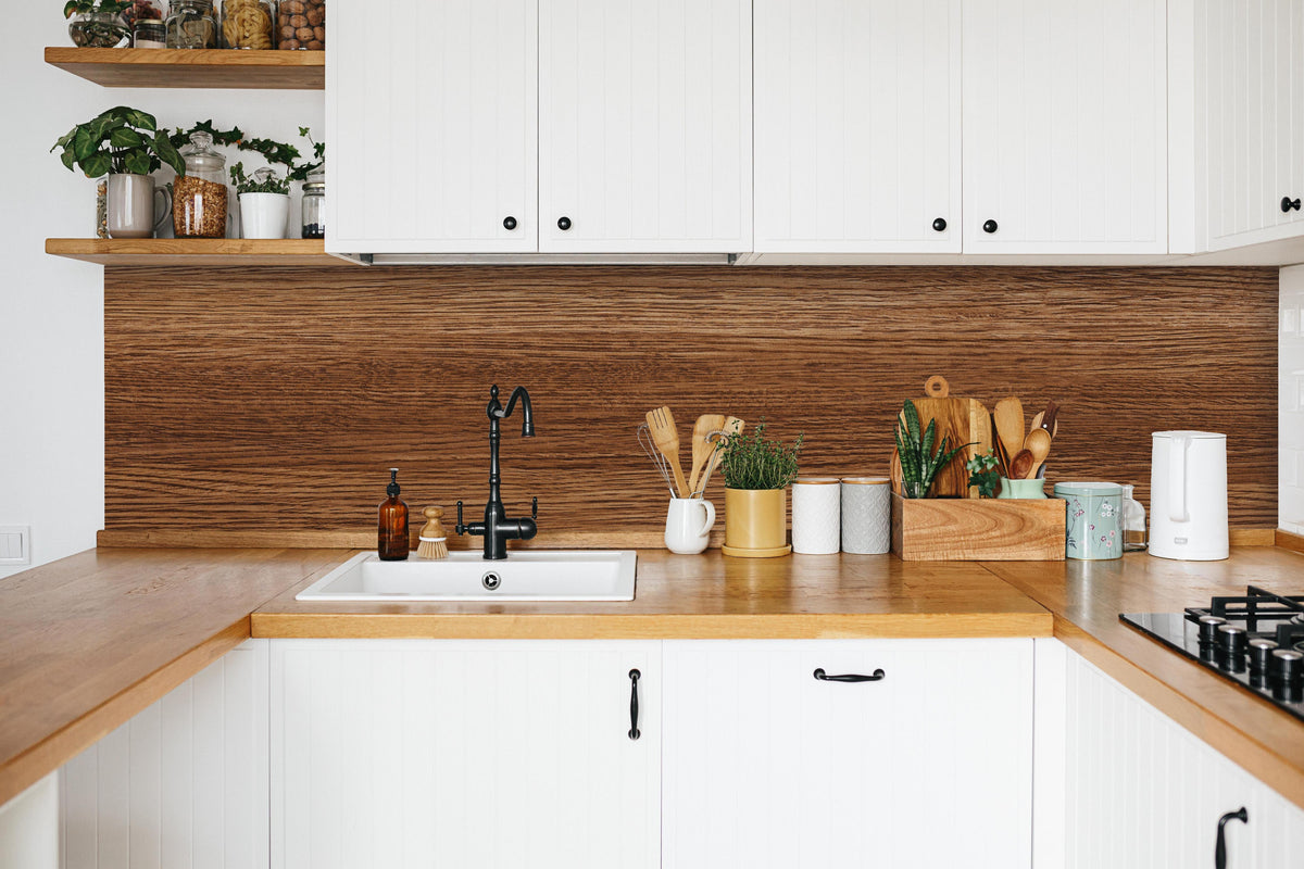 Küche - Dunkle Holzwand mit Streifenmuster in weißer Küche hinter Gewürzen und Kochlöffeln aus Holz