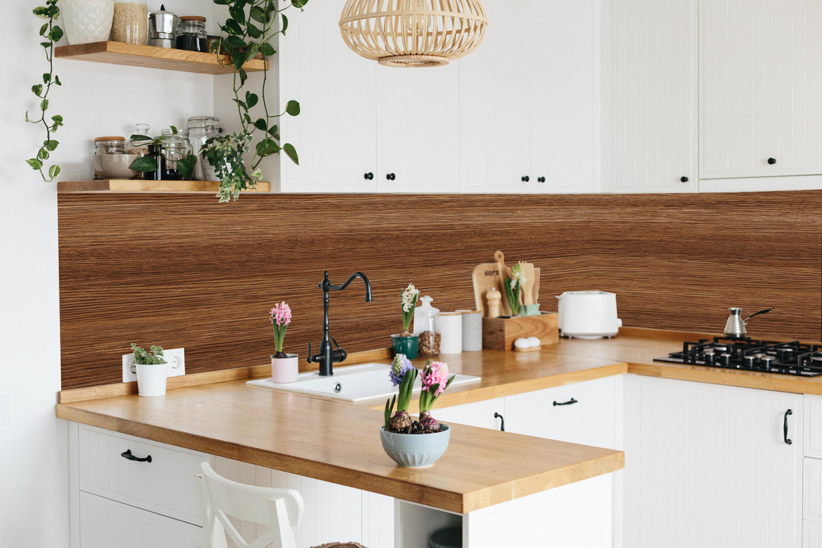 Küche - Dunkle Holzwand mit Streifenmuster in lebendiger Küche mit bunten Blumen