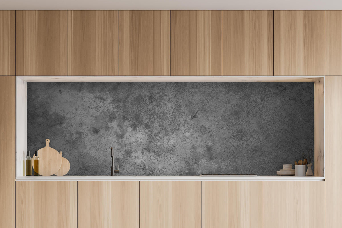Küche - Dunkle alte Zementwand in charakteristischer Vollholz-Küche mit modernem Gasherd