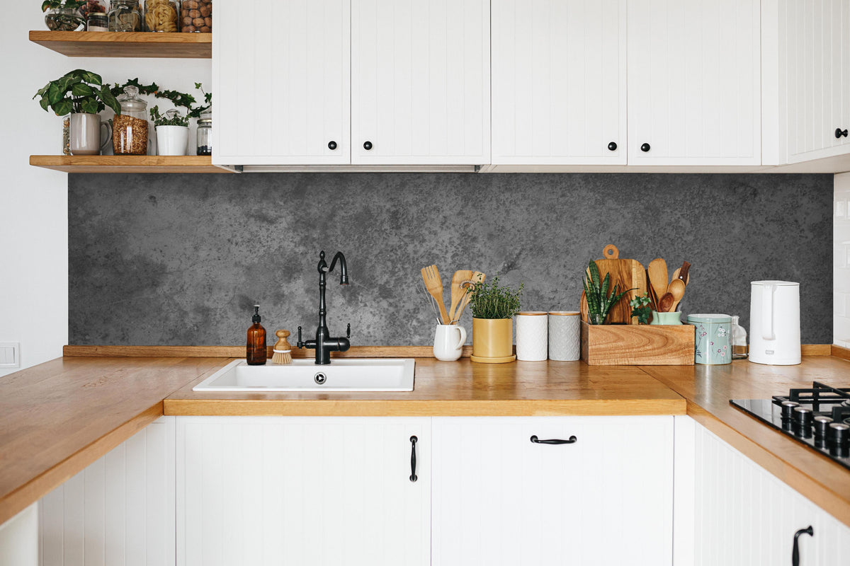 Küche - Dunkle alte Zementwand in weißer Küche hinter Gewürzen und Kochlöffeln aus Holz