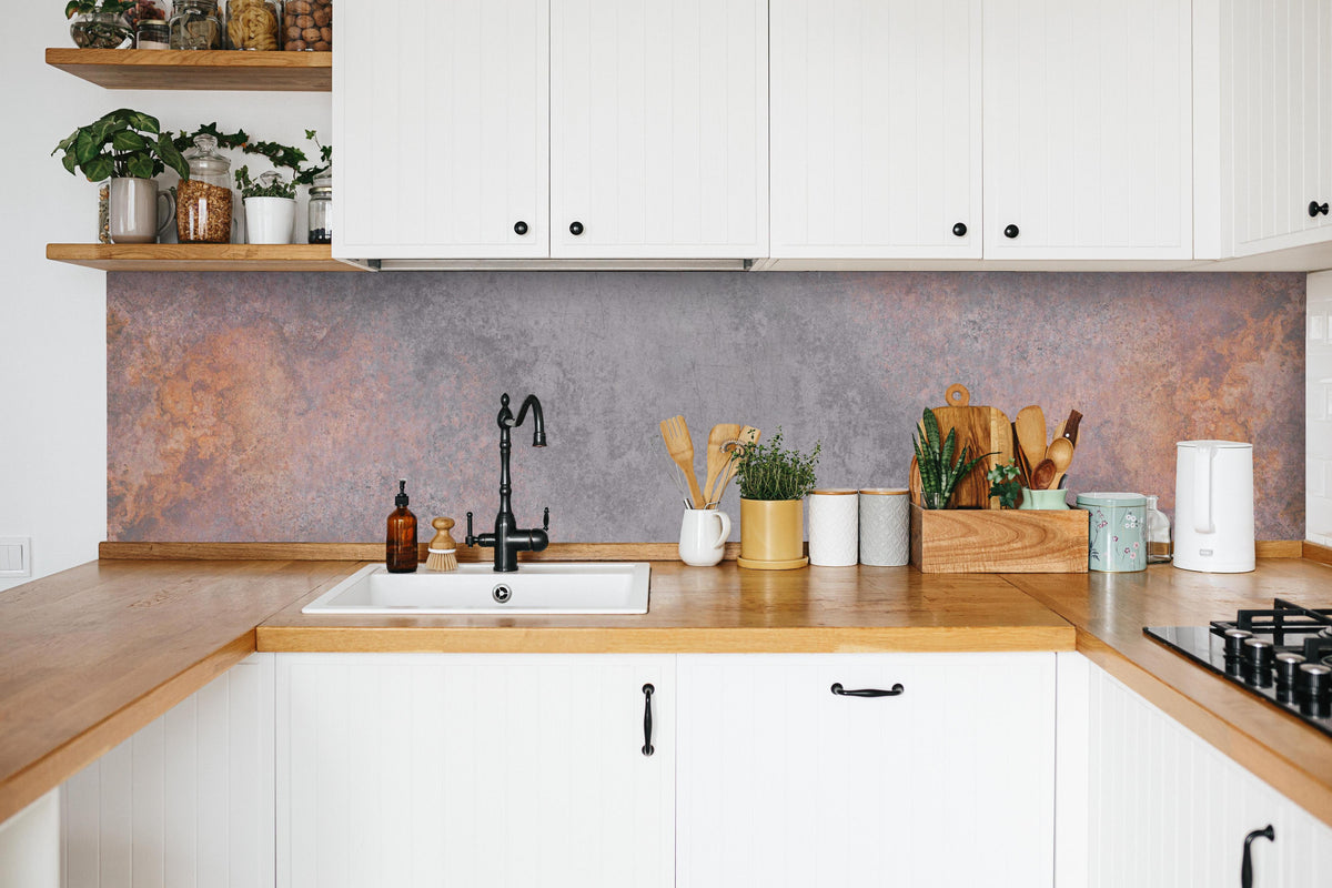 Küche - Dunklen Metall Steinhintergrund in weißer Küche hinter Gewürzen und Kochlöffeln aus Holz